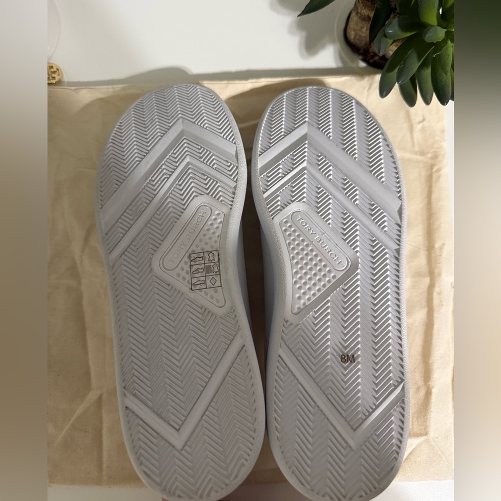 (NWOT) TORY BURCH WOMEN'S HOWELL COURT SNEAKERS, TITANIUM WHITE/SILVER. - Picture 6 of 6